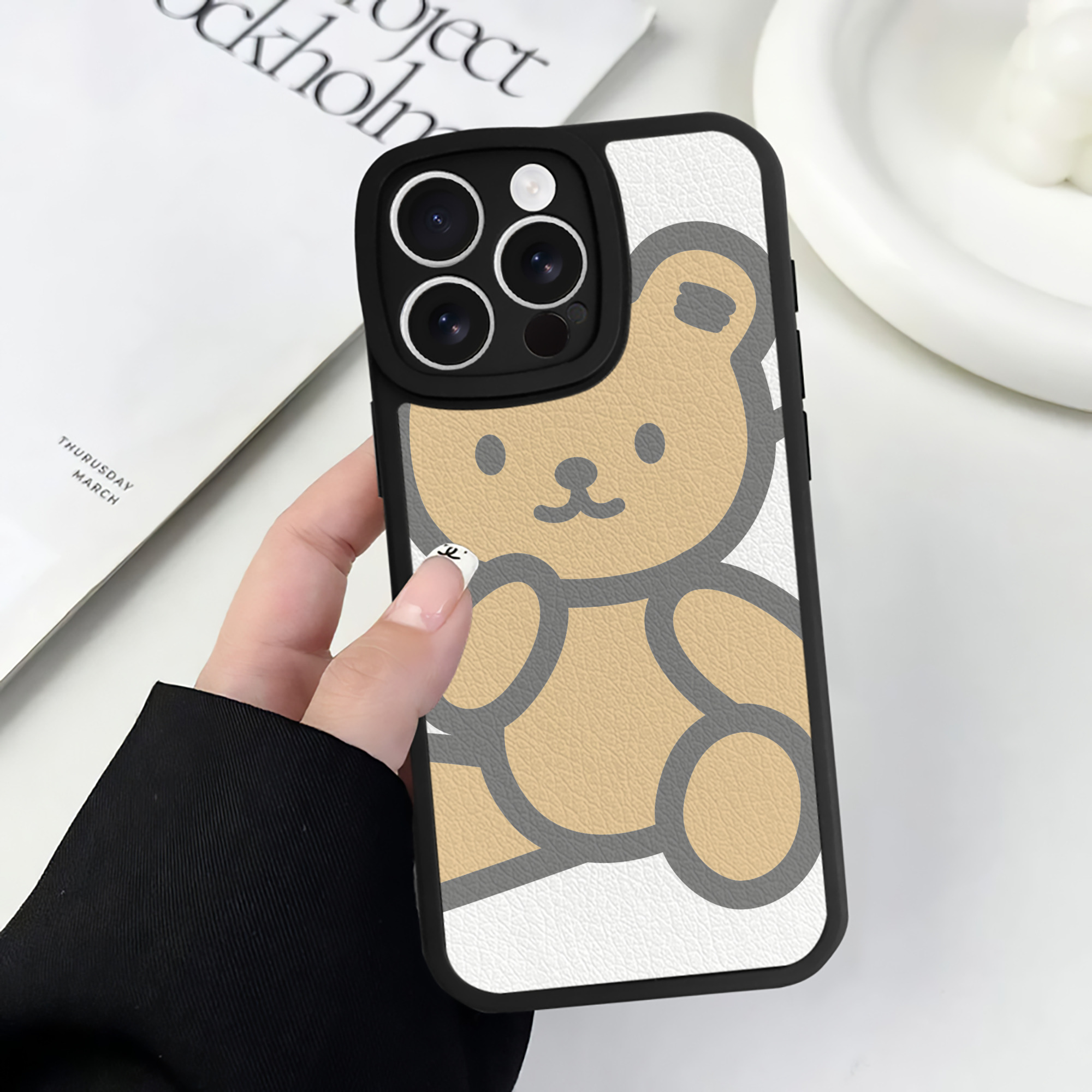 （画像用） Hello Kitty ハローキティ 【iPhone 16シリーズ対応】シリコンスマホケース（レザー調） 材質：シリコン